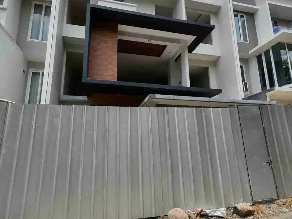 DIJUAL RUMAH MEWAH DALAM CLUSTER LOKASI STRATEGIS PINGGIR JALAN RAYA KEMANG AREA BEBAS BANJIR
