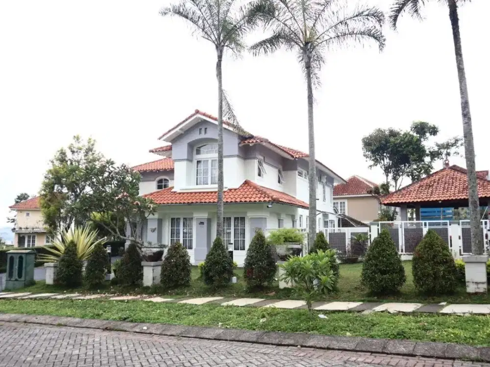 DI JUAL Rumah Villa besar  5 KT private pool Gazebo