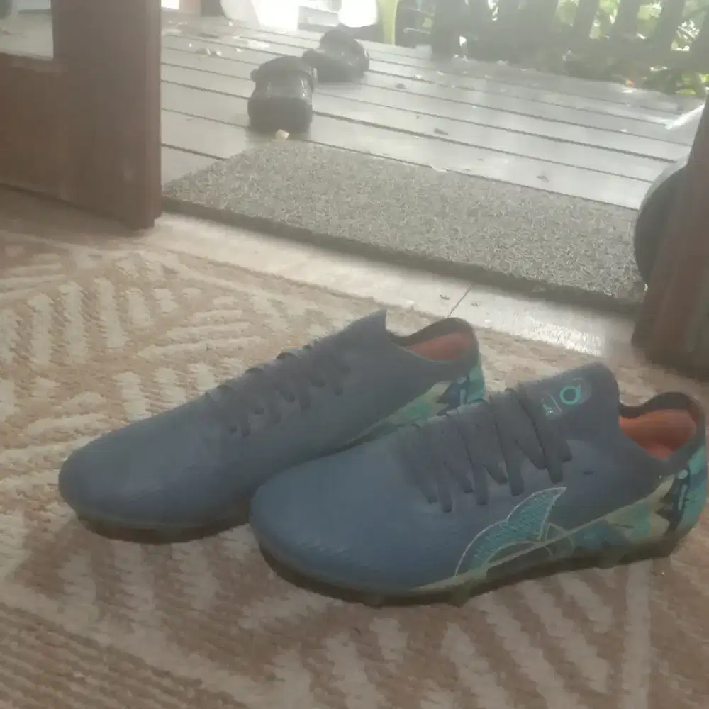 sepatu bola bekas