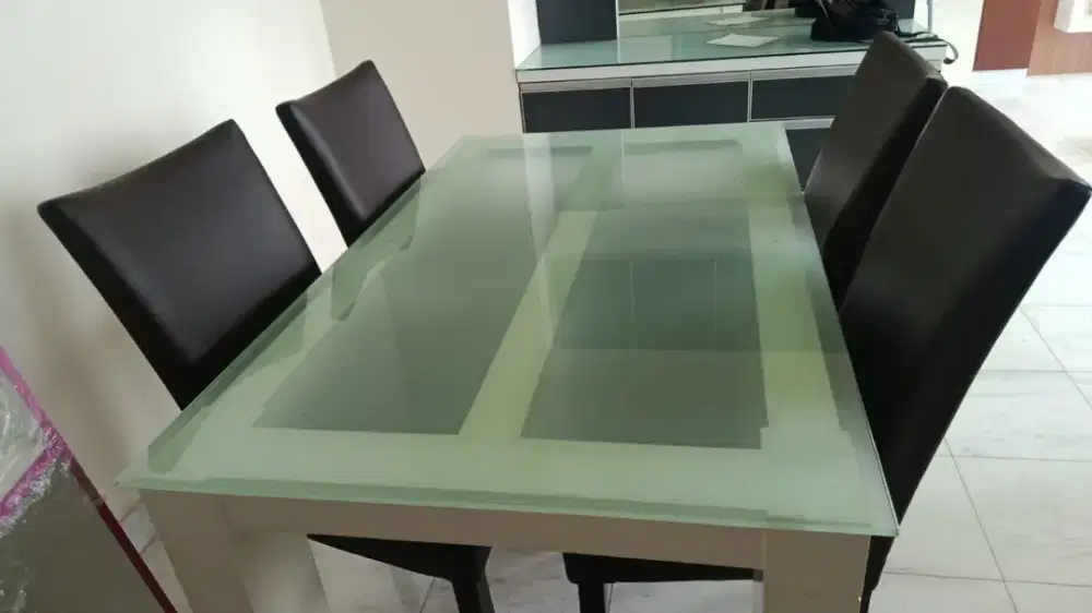 Meja makan 150x90 kaki kayu  atasan kaca