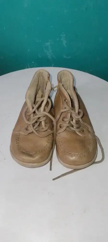 Sepatu anak laki-laki