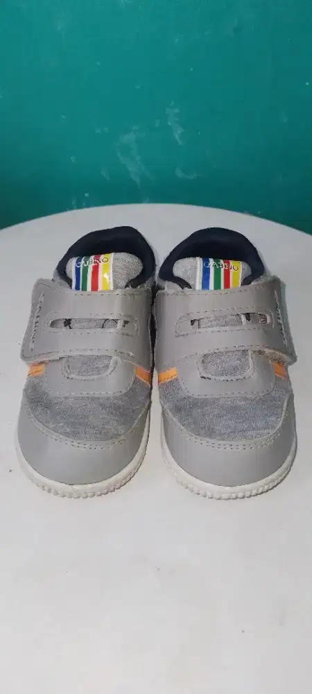 Sepatu anak laki-laki