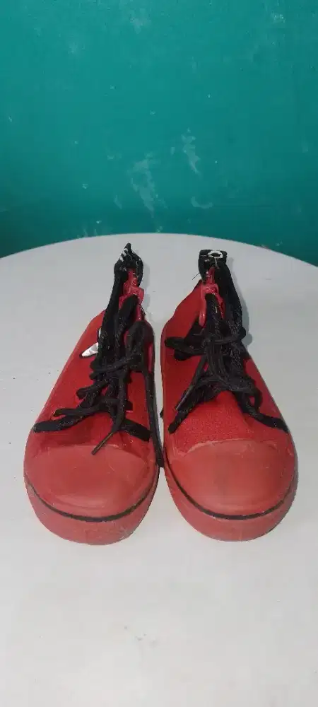 Sepatu anak laki-laki