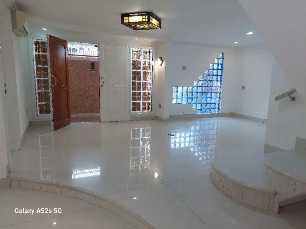 Rumah Hook Semi Furnish Lokasi Strategis di Tanjung Duren Jakarta Barat