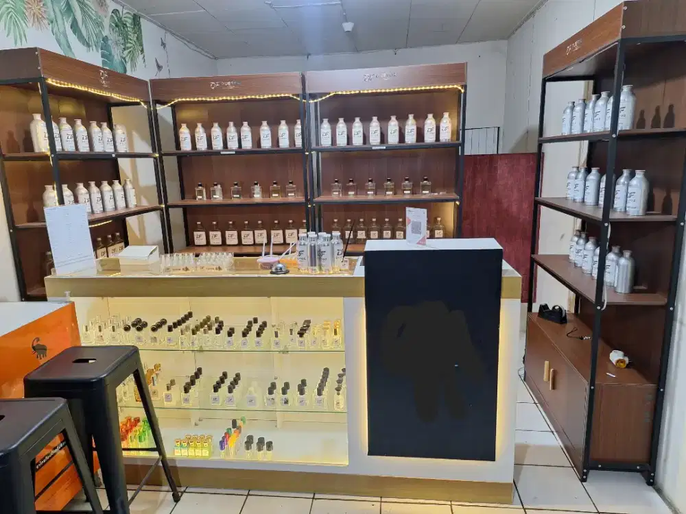 Etalase Display Parfum/Kosmetik + Lampu LED – Bekas Kondisi Siap Pakai