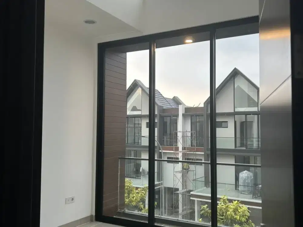 sewa rumah 3 lantai osaka residence PIK 2 uk 8x10m kosongan