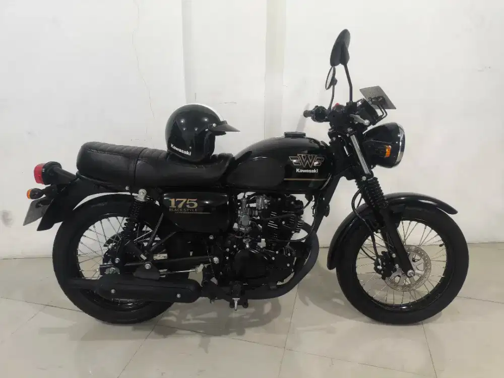W175 black style 2023 AD solo like new