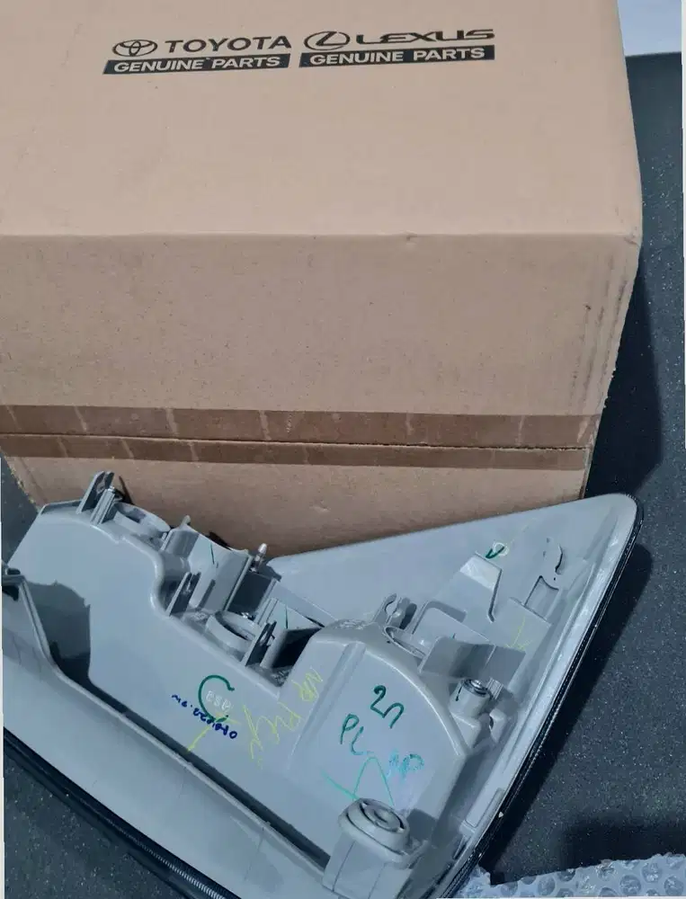 Lampu Toyota Rush belakang orisinil