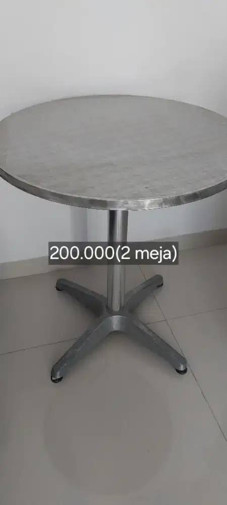 Meja bundar cafe