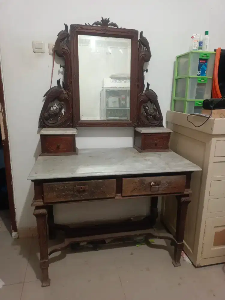 Meja Rias Kuno Antik