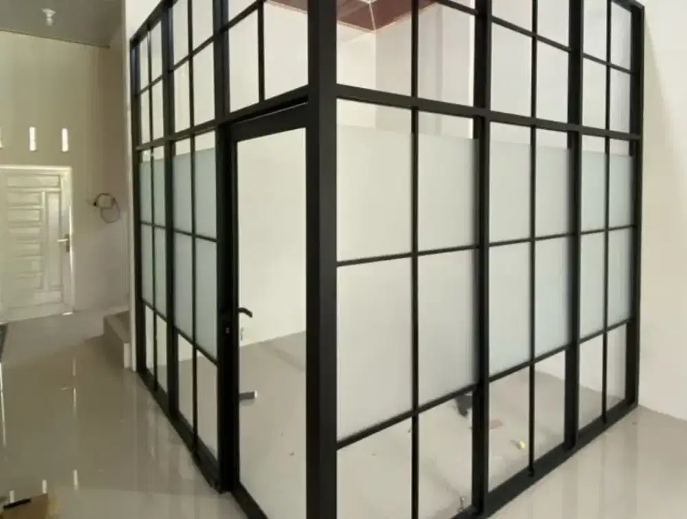 Pintu kaca aluminium dan kaca tempered