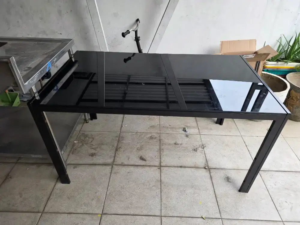 Meja makan minimalis