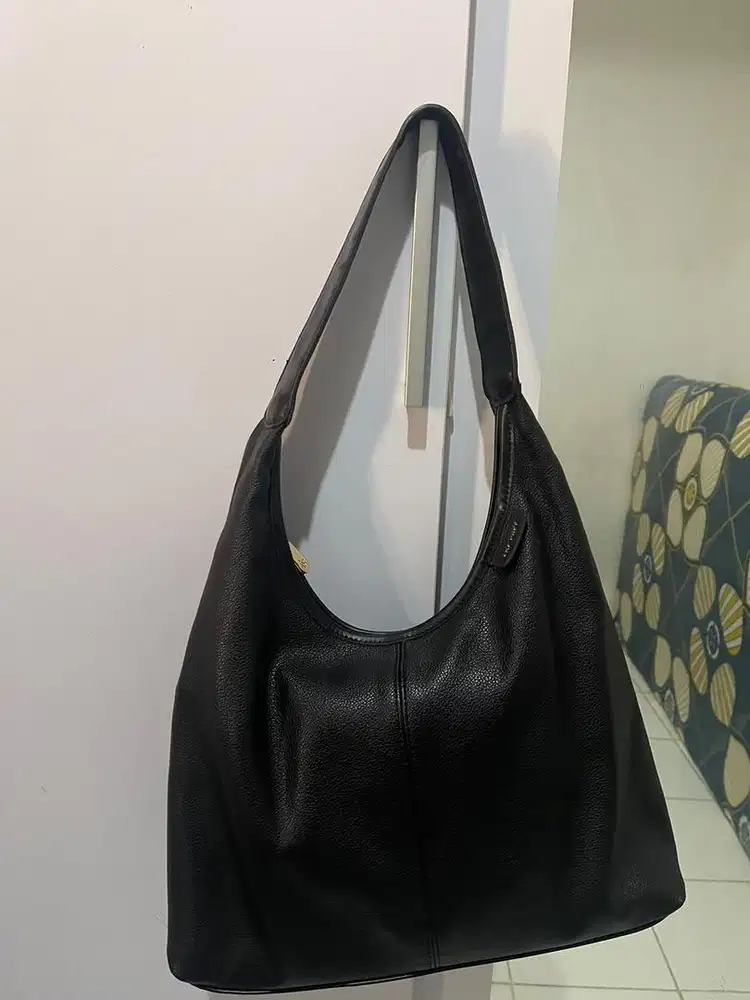 Tas warna hitam