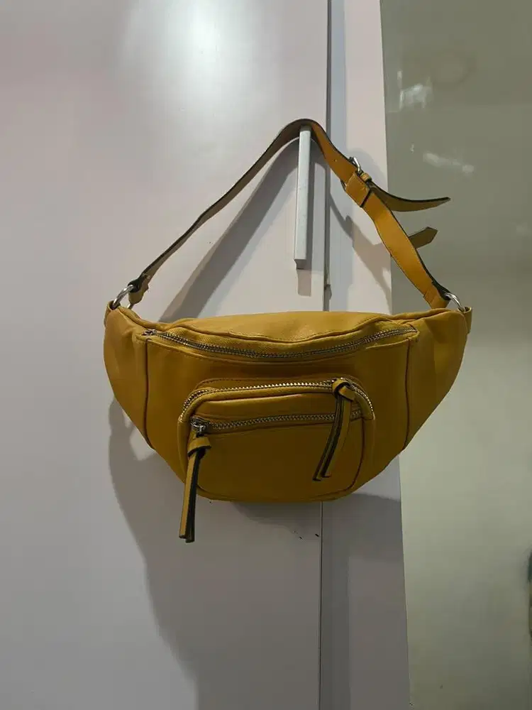 Tas waistbag kuning stradivarius/pull n bear