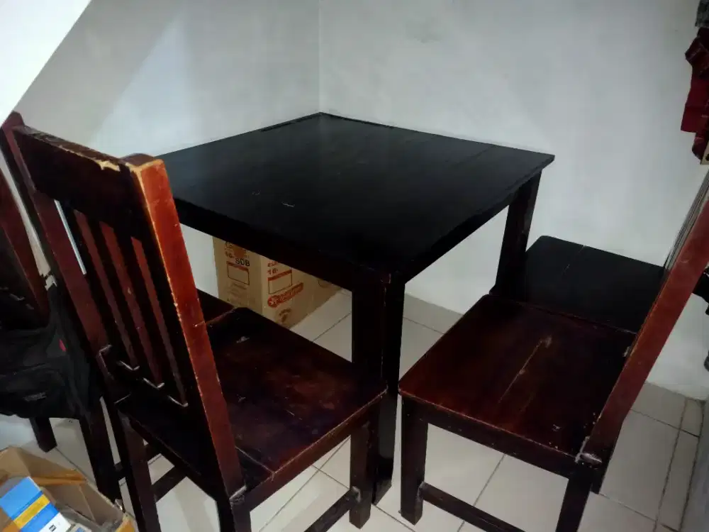 Dijual meja makan bahan dari kayu jati muda
