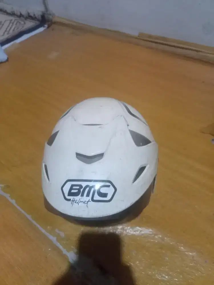 Di jual helm BMC dan Honda, Yang BMC bekas yang Honda masih baru