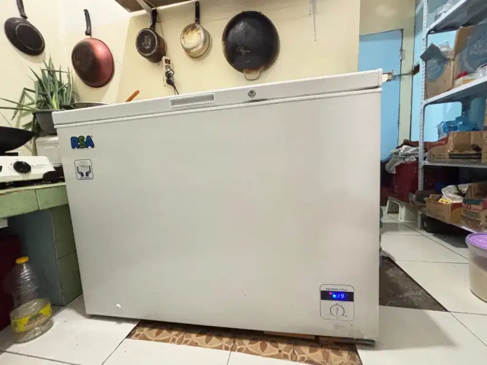 Freezer ukuran 318L merk rsa masi baru 6 bulan garansi on