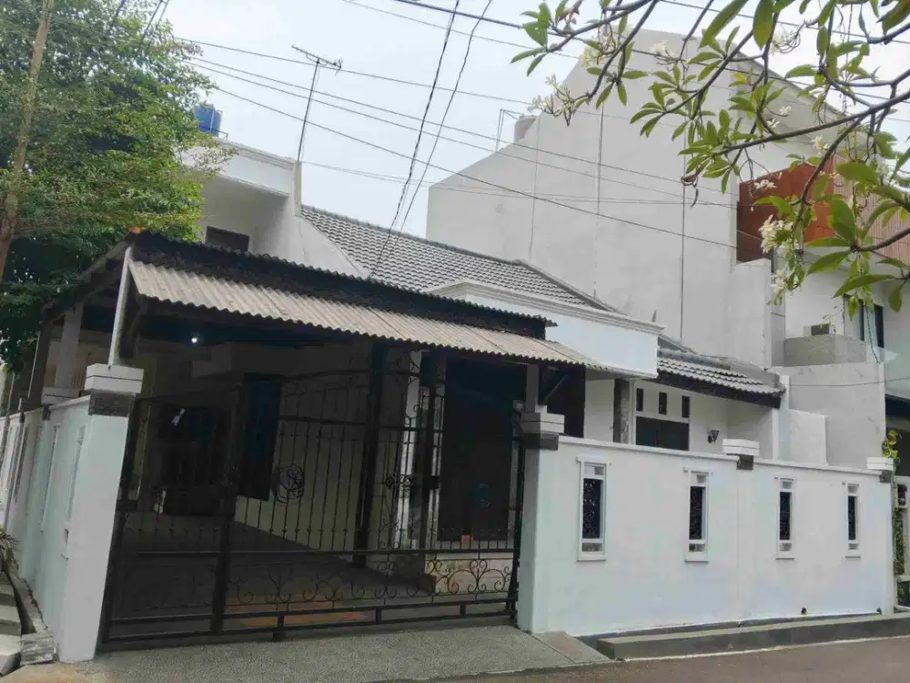 Rumah megah di taman Buaran indah 1