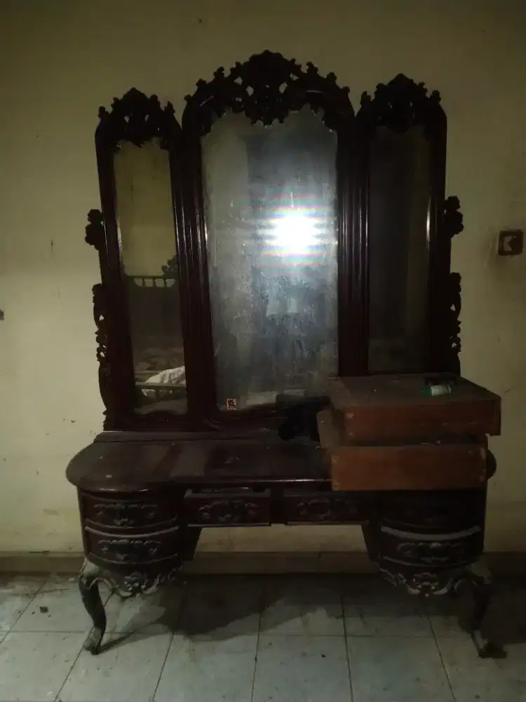 Lemari kayu jati