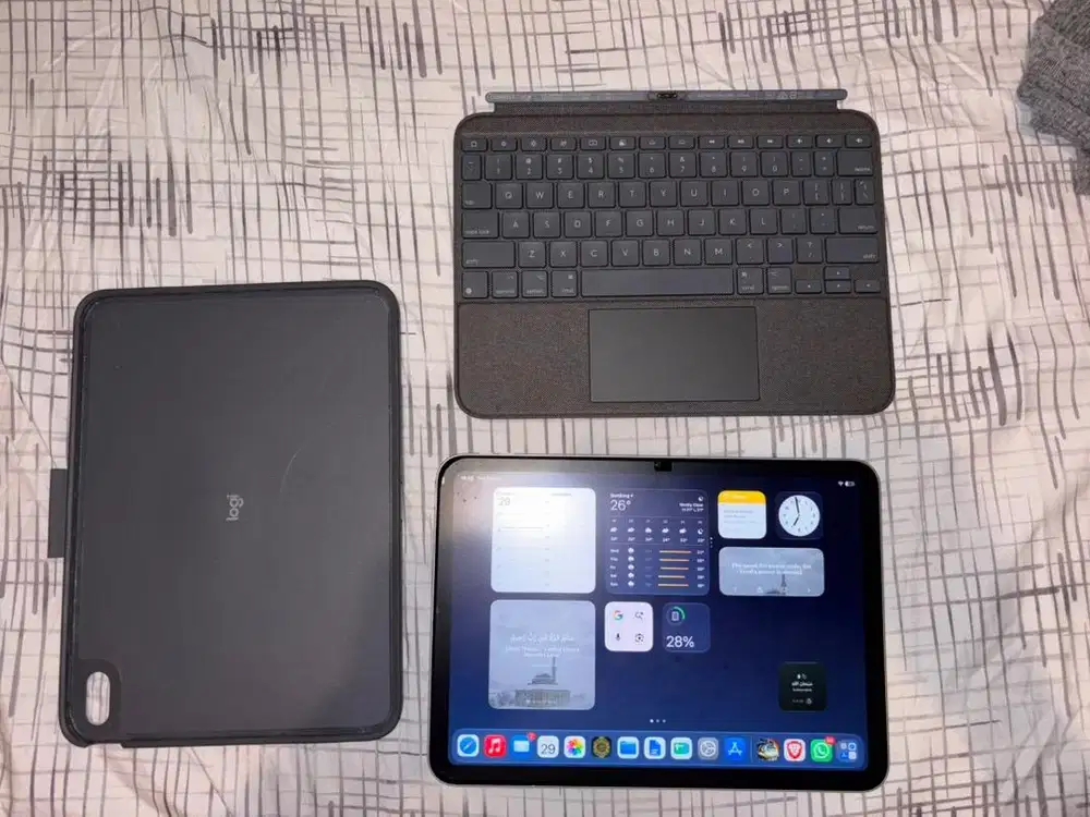 iPad 11 (A16) Bundle with Combo Touch Logitech