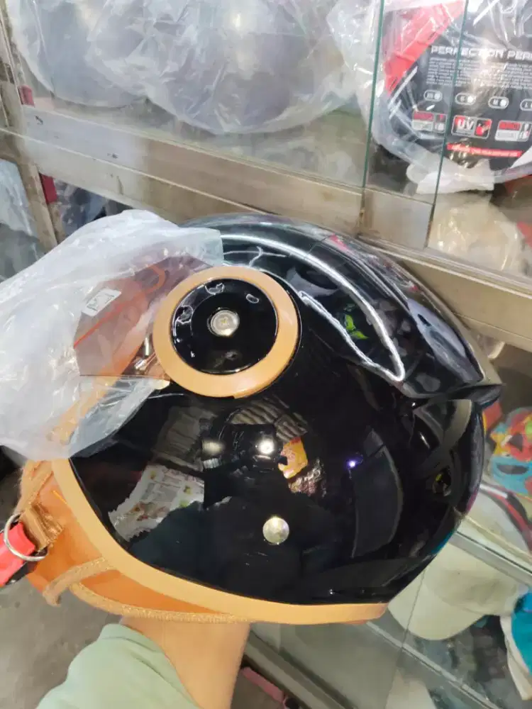 Helm R-Six Baru