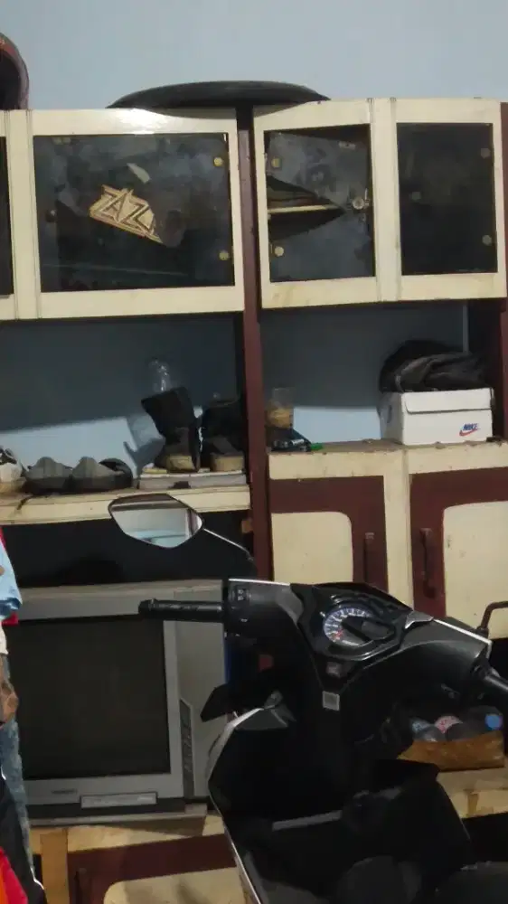 Dijual lemari bufet kuno kayu sangat kuat,kondisi seadanya