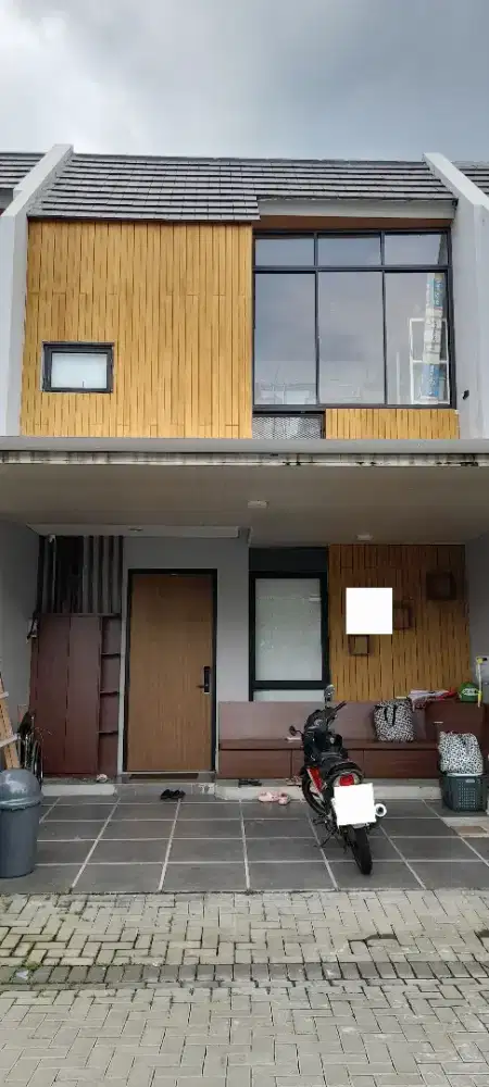 Disewakan rumah 2 lantai Grand Wisata Bekasi