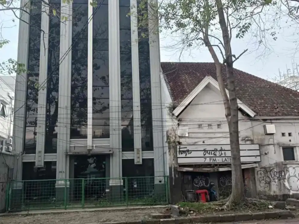 Di Jual Gedung kantor plus Lahan Kosong Parkiran Luas di jalan Naripan
​​BANDUNG