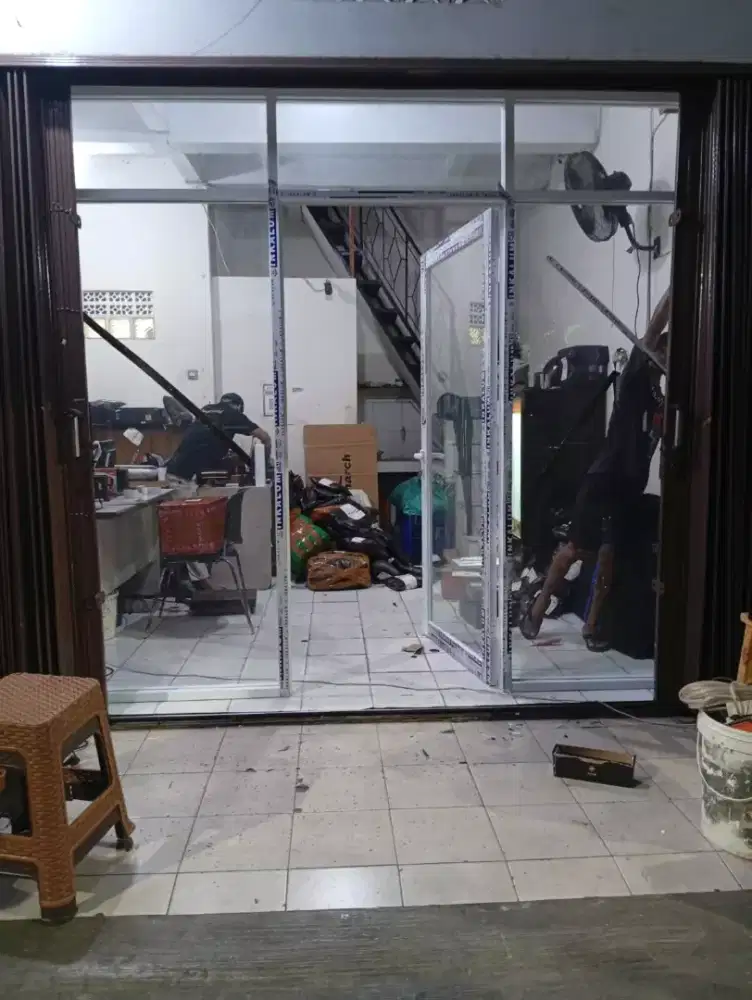 kaca dan aluminium, sekat ruangan dan pintu kaca