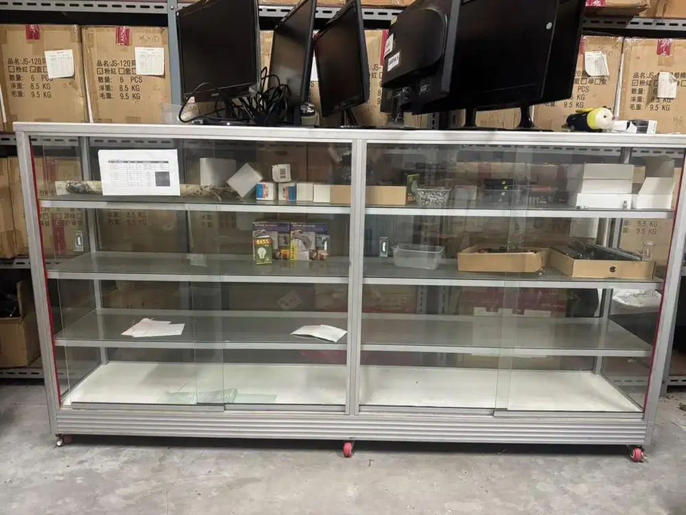 Etalase kaca aluminium