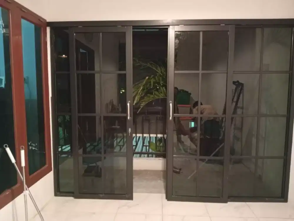 sekat ruangan kaca dan pintu kaca aluminium