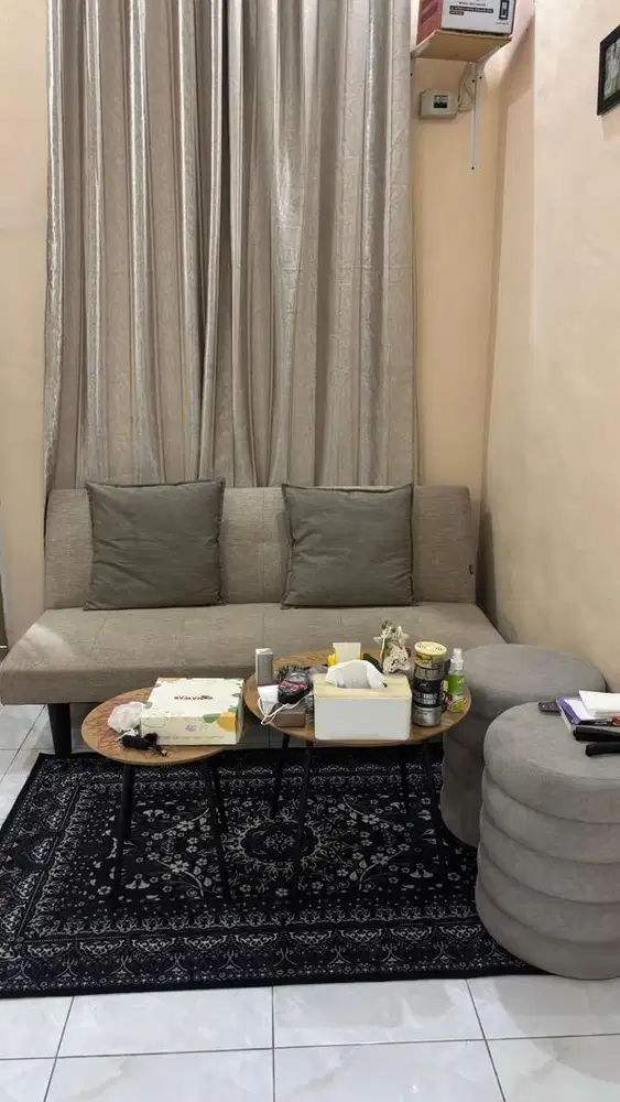 Satu sofa bed,meja bulat 2 pcs,kursi stool 2
