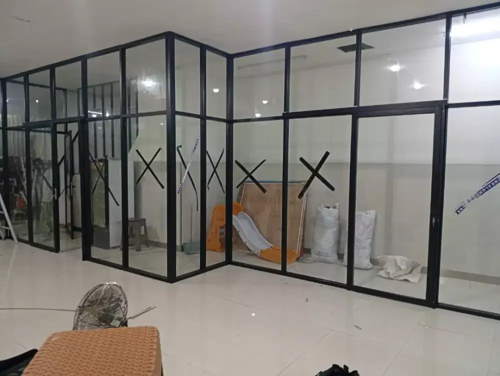 sekat ruang kaca aluminium dan pintu kaca aluminium