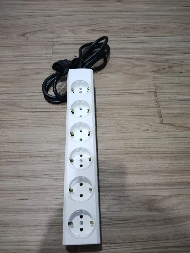 Stop Kontak C13 isi 6 lubang