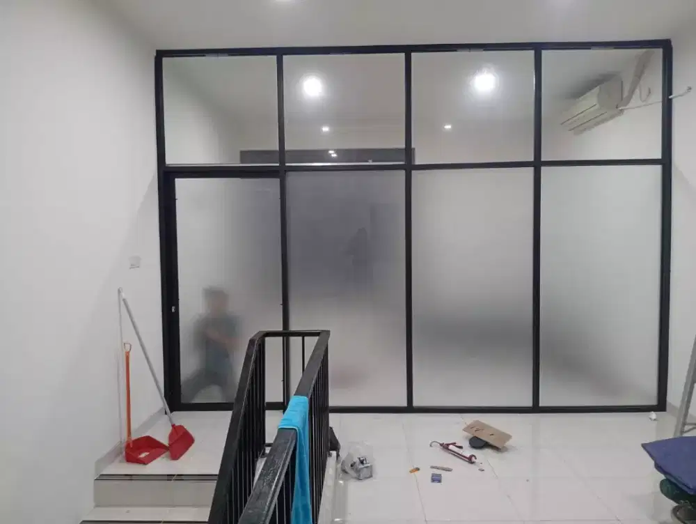 sekat ruang kaca dan pintu kaca aluminium