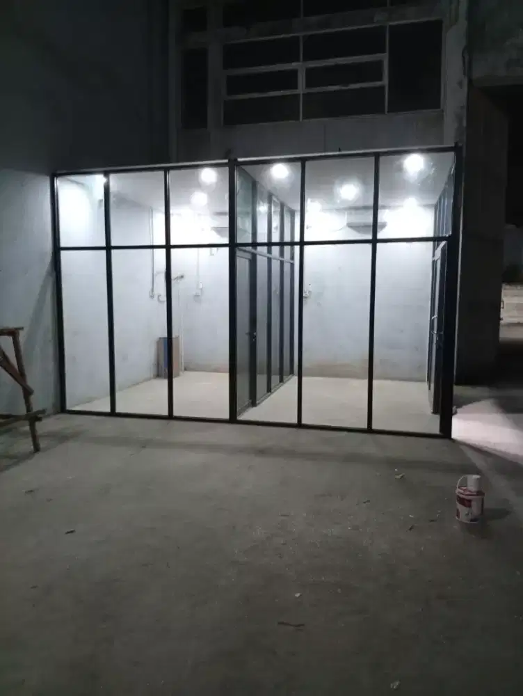 pintu kaca ruko , sekat ruang kantor. kaca dan aluminium