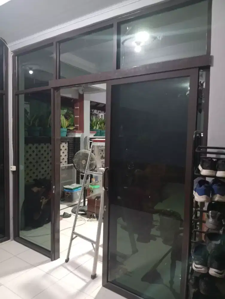 sekat ruang dan pintu kaca aluminium