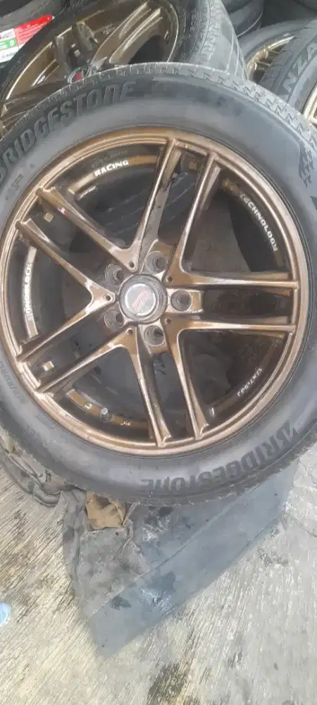 Velg mobil racing dan ban