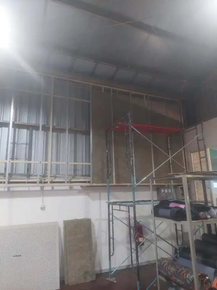 Jasa Pasang Plafon Partisi Akustik Aluminium Atap Baja Light & Cat