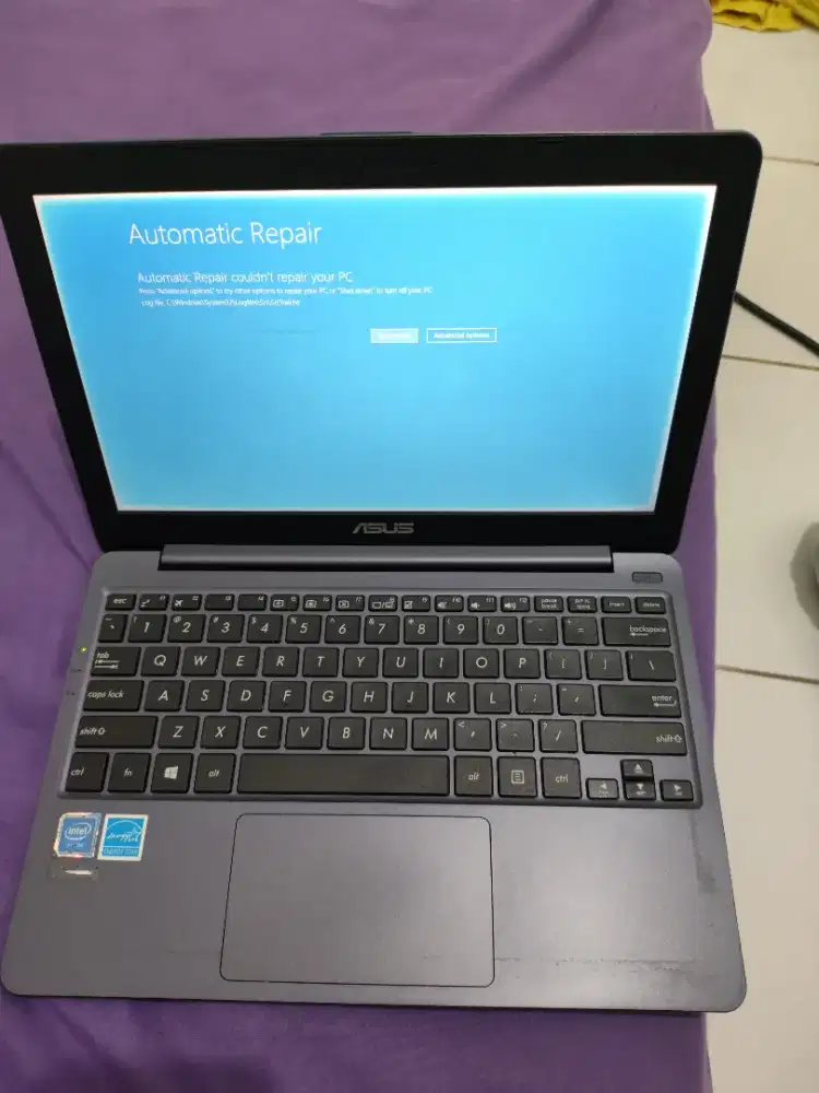 Laptop ASUS Layar: 11.6 inci