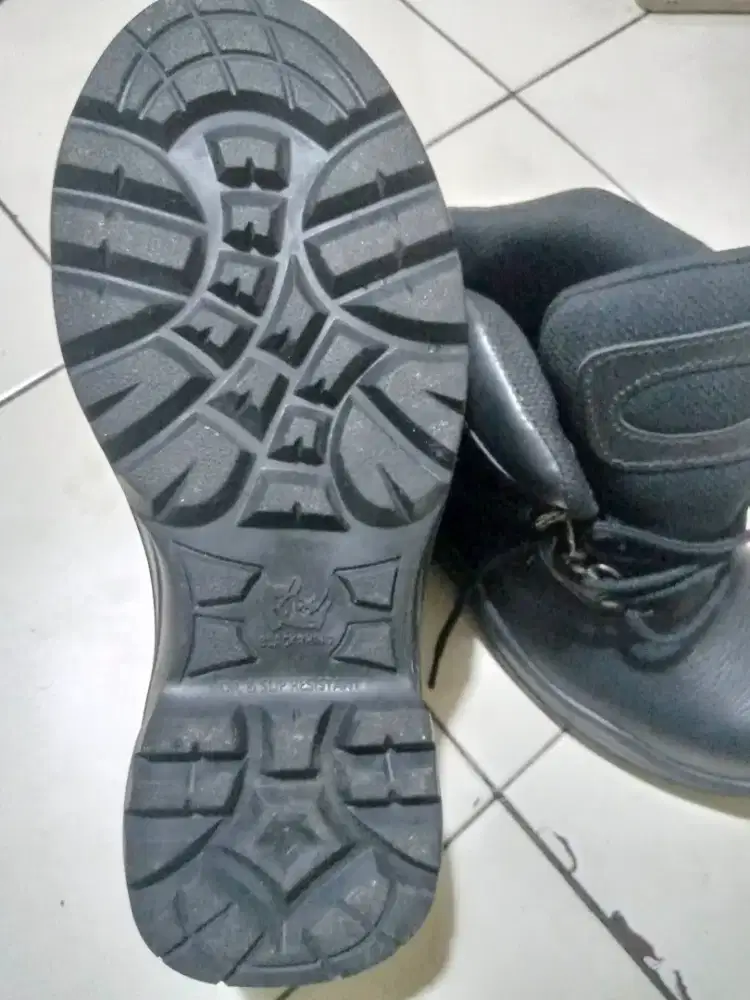 Sepatu merk blackrhino no 41/42