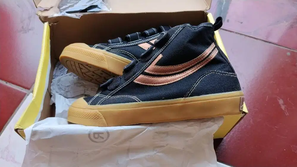 Sepatu uk 40 Highcut Sepatu Sekolah Kuliah Sneakers Hitam + Kaos Kaki