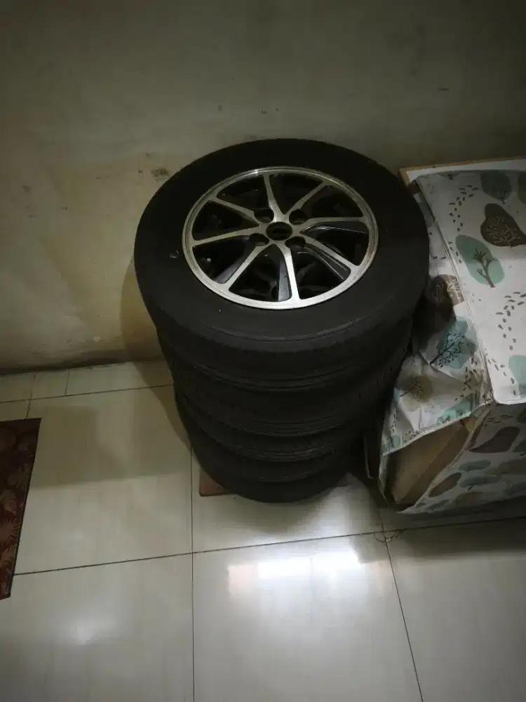 Velg cayla R14 lima buah plus ban bridgestone 3buah kondisi 80%