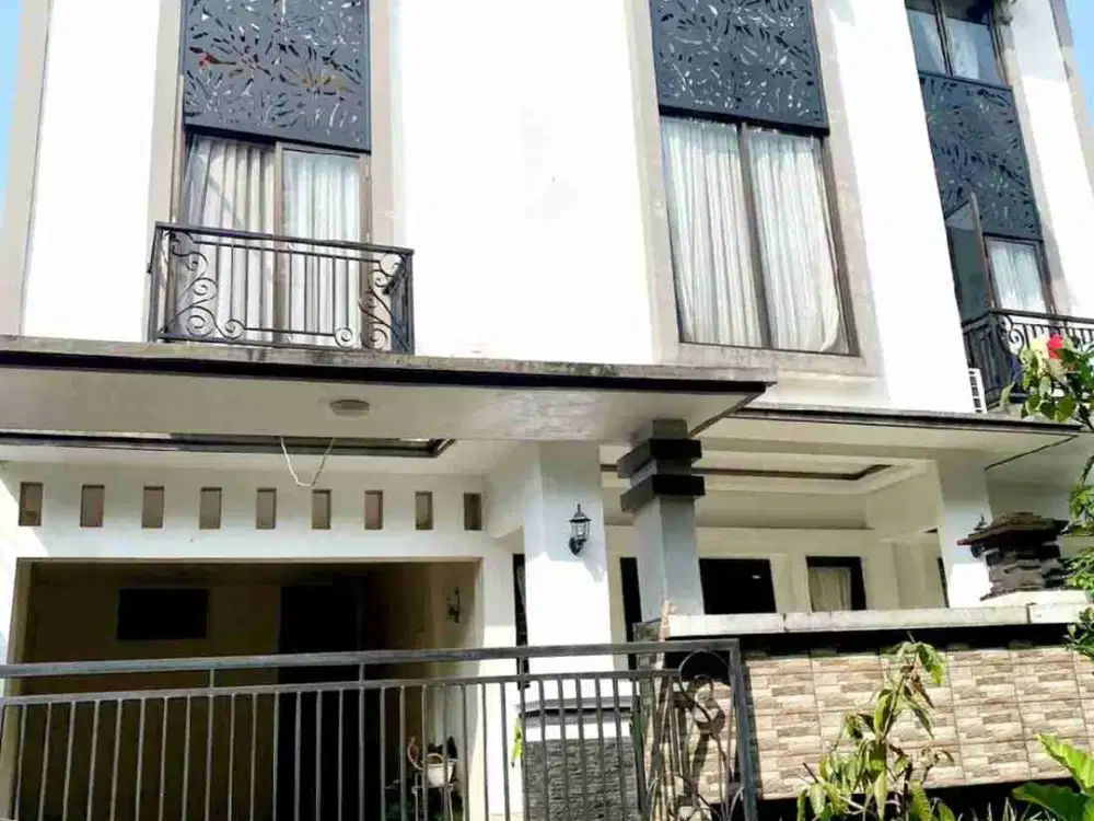 RUMAH 3 LANTAI DENGAN LAYOUT LUAS DI GIRILOKA 2, BSD TANGSEL