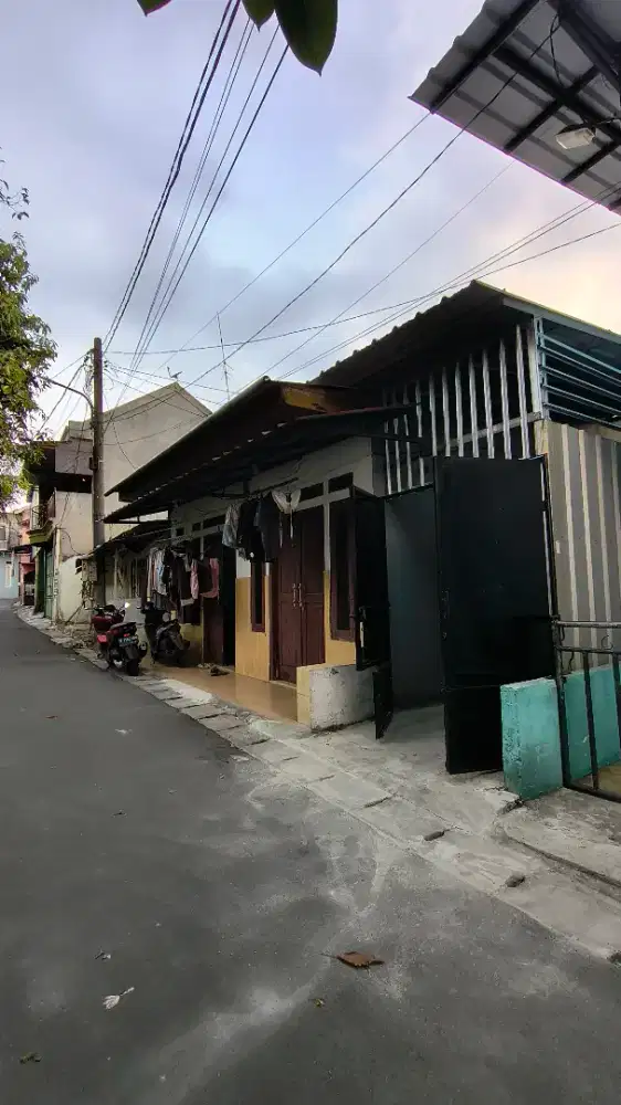 Disewakan rumah 3 petak, baru renovasi, ada garasi motor