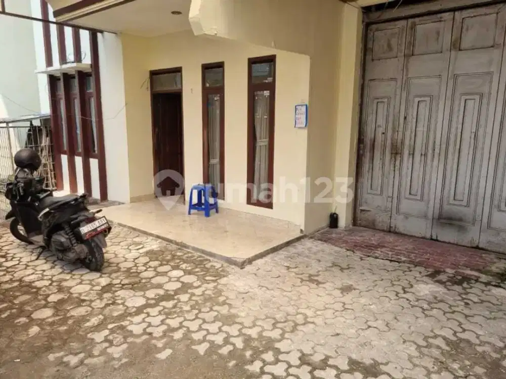 Rumah, 3 Lantai, Siap Huni Butuh Minim Renovasi di Kembar Regol