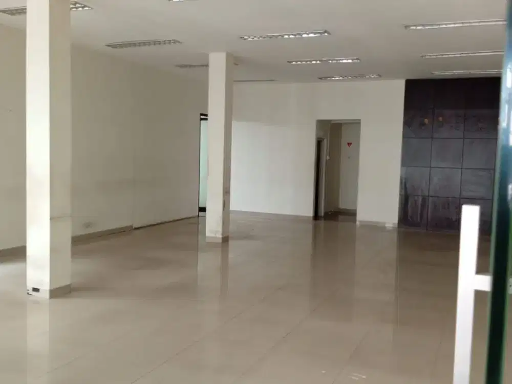 Sewa Gudang Ruang Usaha dan Kantor Mainroad Bagus Luas Terawat Siap Huni Bangunan 2 Lantai Sangat Cocok untuk Bank Multi Finance di AH Nasution
