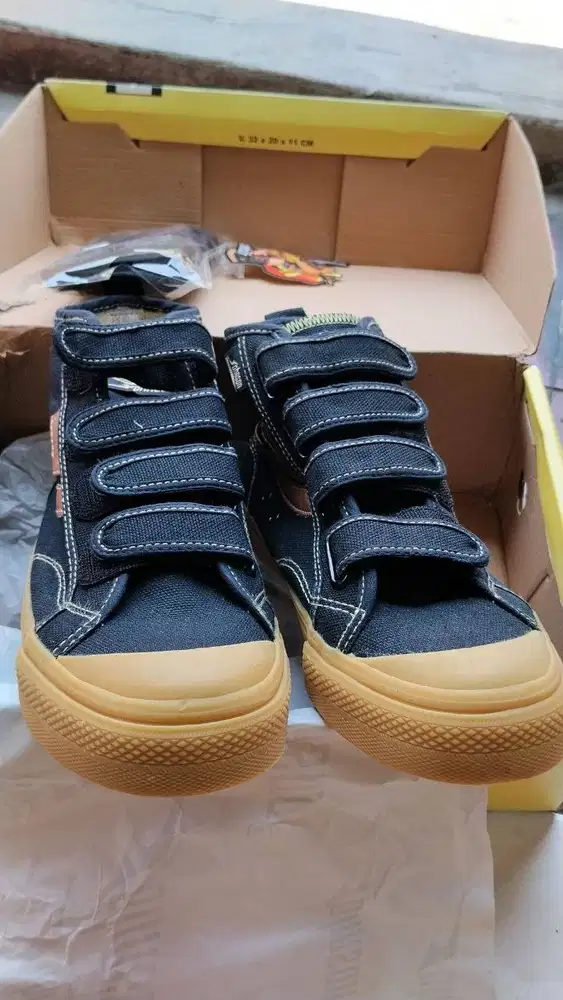Sepatu uk 40 Hitam Sepatu Kanvas Highwaist Sepatu Sekolah + Kaos Kaki