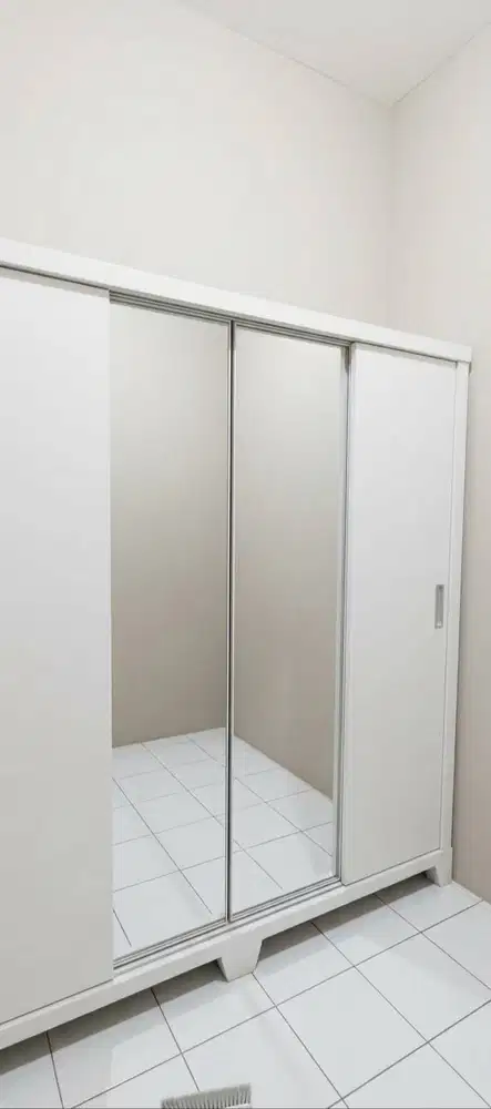 Jual cepat: Lemari  Geser Putih Besar  Cermin - Bekas, Pondok kelapa