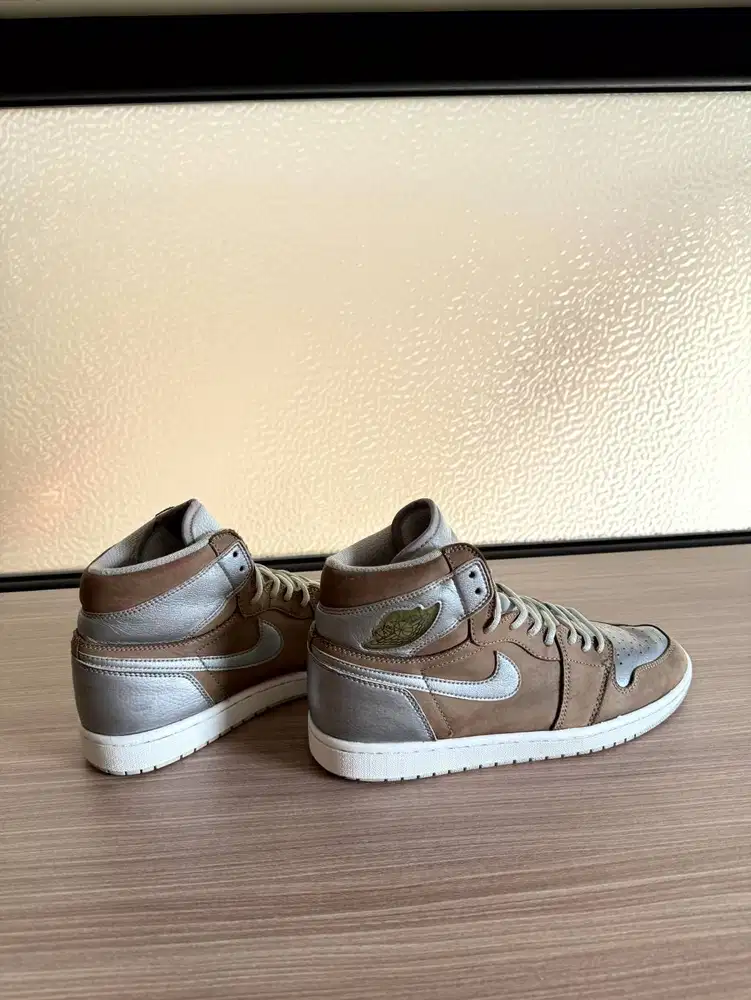 Sepatu Sneakers Air Jordan 1 Retro High Cokelat Silver / High Top